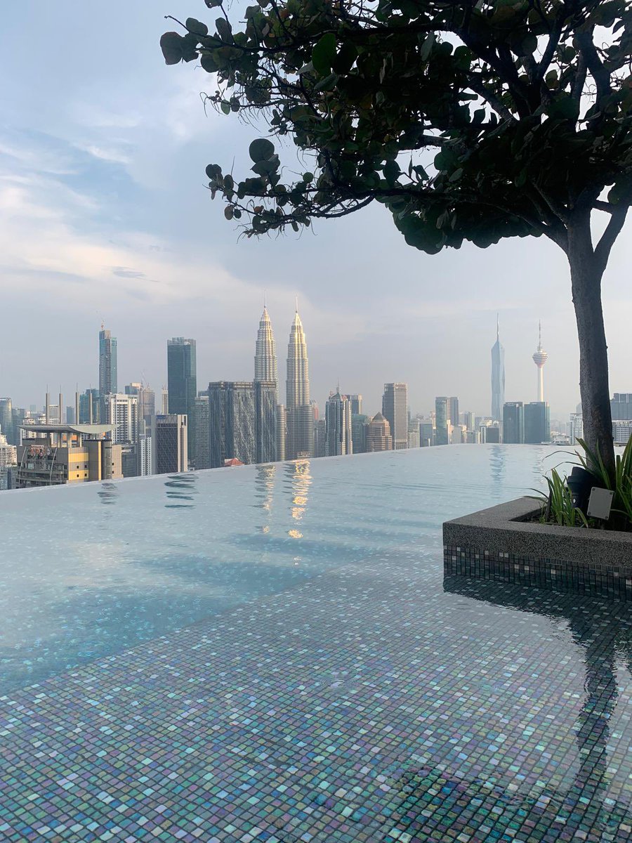 rafazarmi's tweet photo. Día extra en #KualaLumpur #Malaysia 🇲🇾😍. Aprovechado pa andurrear aún más la ciudad y sus comidas y pa hacer la tontá de la infinity pool (muy chula, tengo q reconocerlo 🤷🏻‍♂️😍)
He dicho ya q me encantaba la ciudad?😂🥰 https://t.co/j5LWiIxN3D