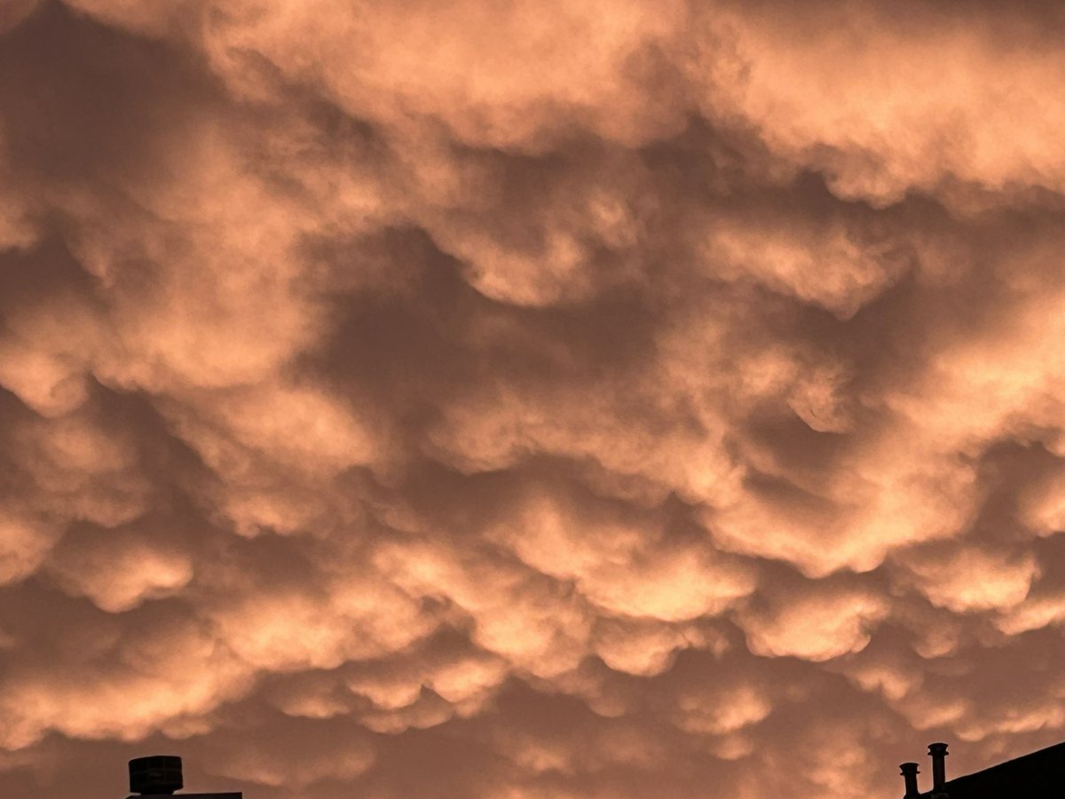 CJMfromOH's tweet photo. More crazy clouds tonight in the Midlands of SC! https://t.co/RCQI5d8xpm