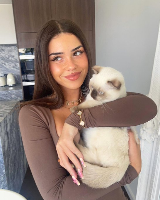 Leahbetaslut's tweet photo. Mommy @goddessleah_cf controls my life.💕 She is my dopapine. 📷 I'm such a dumb puppy for goddess~ https://t.co/06PFXUA0Kz