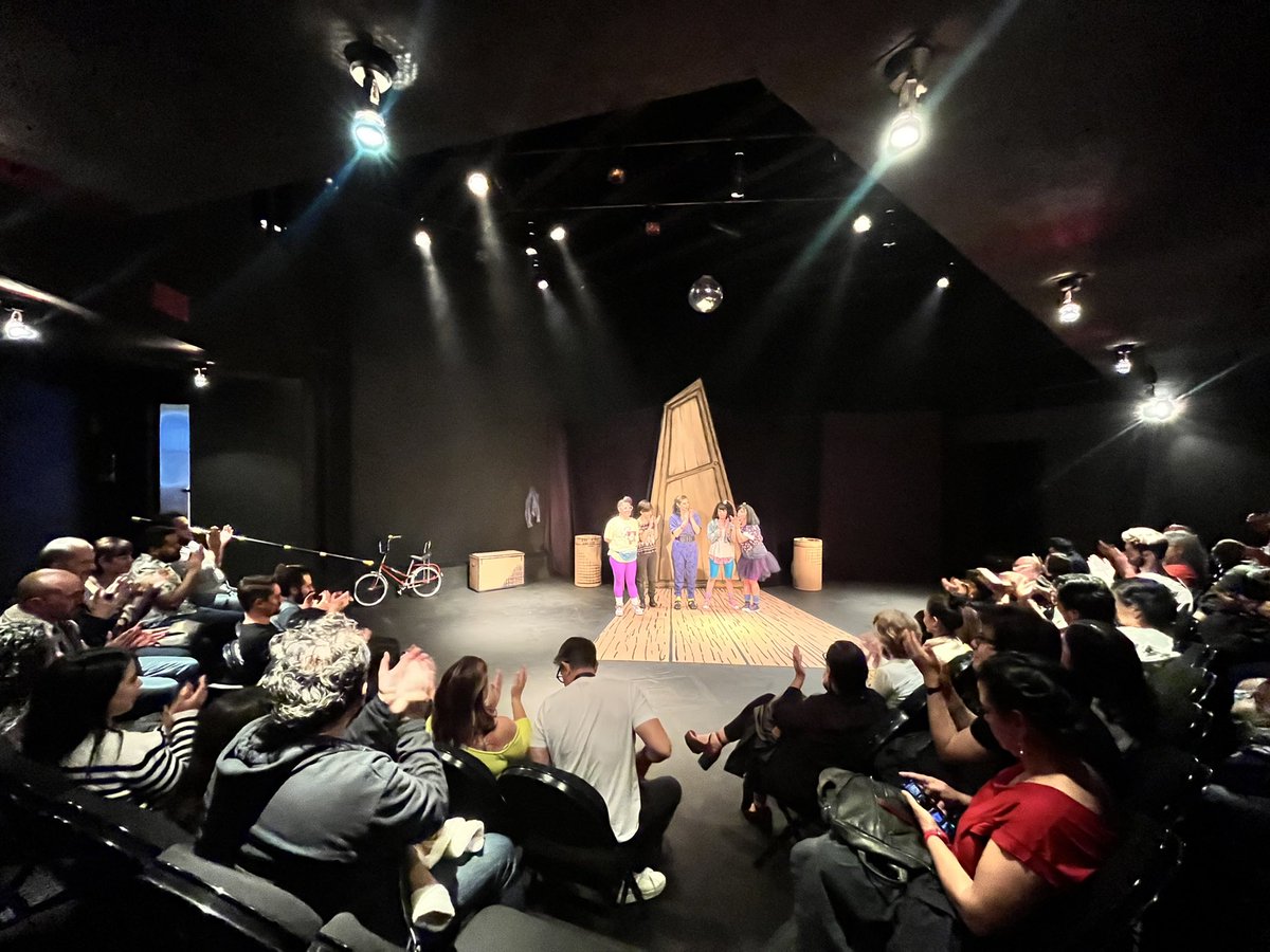 ¡Hoy en el Teatro Santa Catarina estrenamos UN NO MONSTRUO QUE NO VUELA 🚪! Una obra de <a href="/sarapinet/">Sara Pinet</a> y dirigida por Valentina Sierra, en la que conocemos la historia de Ele y lo que ocurre cuando su mamá lleva a su casa a vivir a un “no monstruo”. 

🔺 Hasta el 14 de septiembre