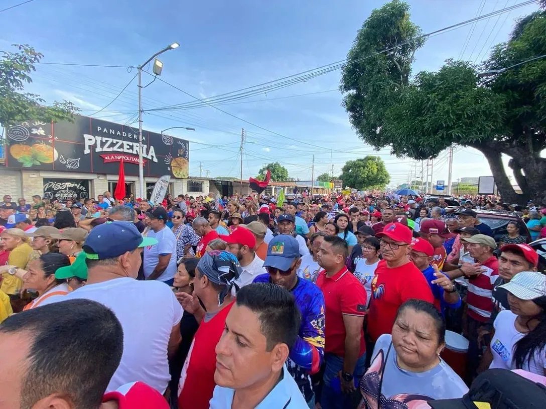 ORTINTiBarinas's tweet image. EN LAS CALLES DE BARINAS CELEBRANDO LA VICTORIA DE LA PAZ DEL PUEBLO VENEZOLANO