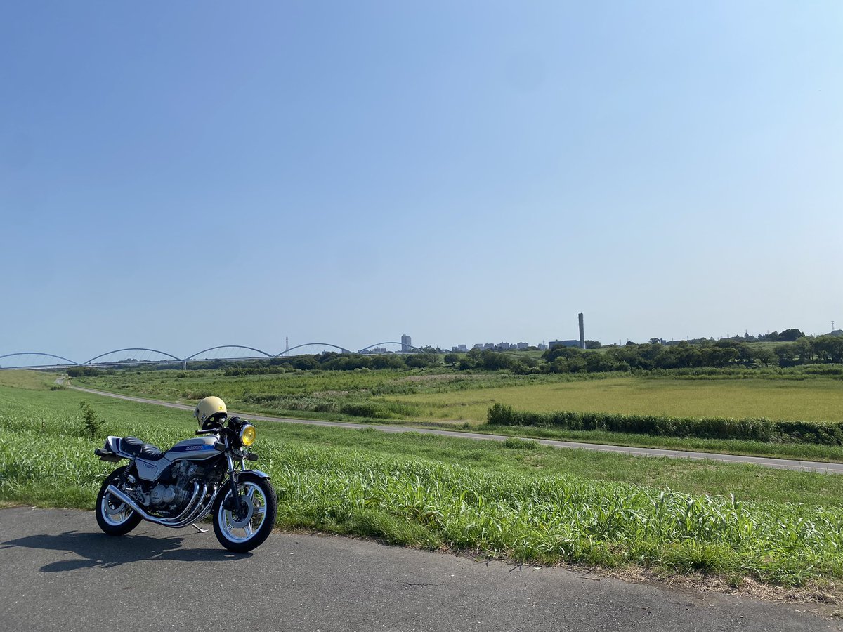 Chw819's tweet photo. 前回乗ってから１ヶ月乗ってなかったのでバッテリー充電がてら乗ったけど、さすがに暑いので早々に帰宅😇🍑 https://t.co/CfhuoGV0VN