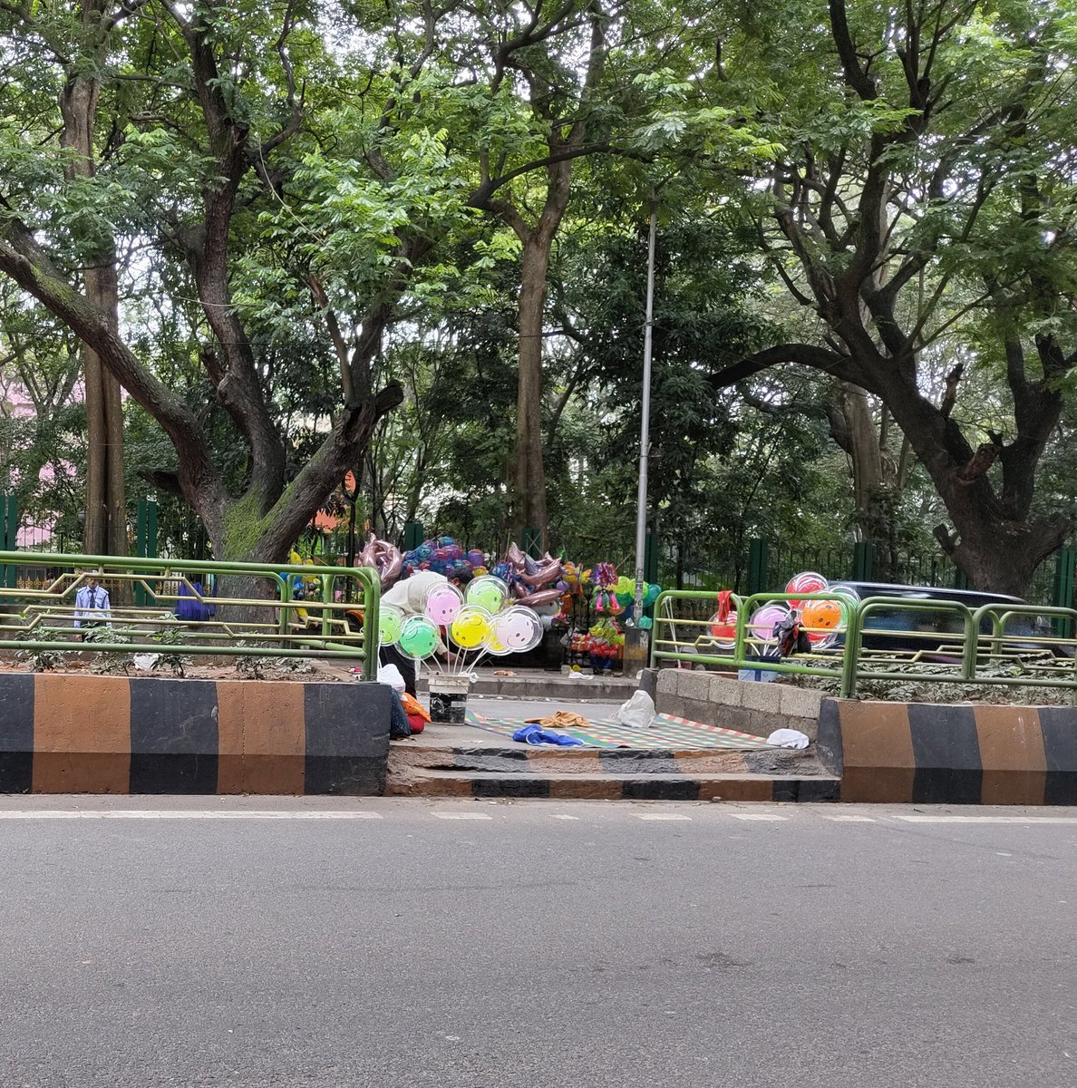 PoojaRenuka's tweet photo. A sad sight of how migrating people can't afford a place to sleep but take up such small works to make a living. Wondering if these rely totally on public toilets to freshen up  

I hope they get better opportunities https://t.co/3Y28iCNdHn