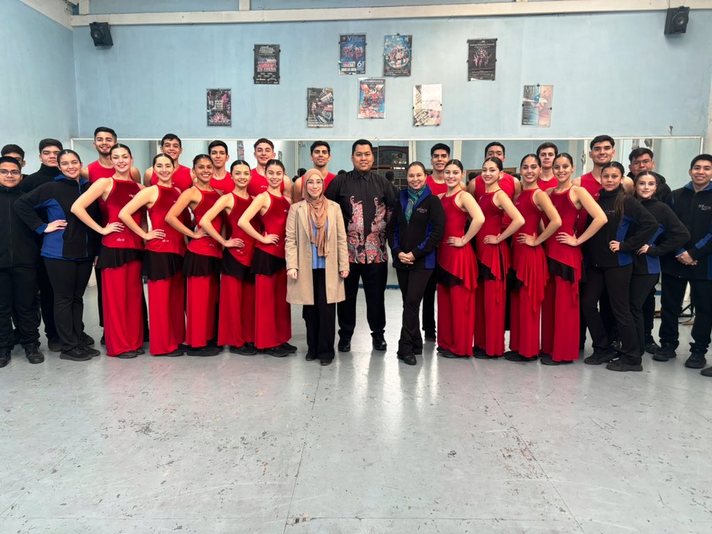 MYEmbSantiago's tweet photo. We had an inspiring meeting with BAFOCHI, the Ballet Folklórico de Chile. They are set to bring their vibrant cultural performances to Malaysia soon! 🇲🇾🇨🇱 Get ready for an incredible display of Chilean folk dances and cultural exchange. https://t.co/HVit42sLul