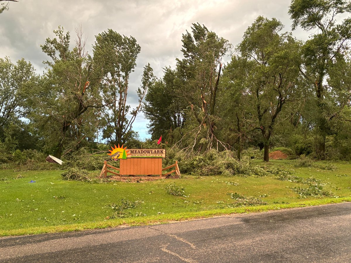 ColdCoreCowboy's tweet photo. Photos relayed from a friend @zachthell2 who manages Meadowlark Golf Course in Melrose, MN this evening after a brief #tornado moved through the immediate area. @NWSTwinCities #mnwx https://t.co/qFqOSZIRwl