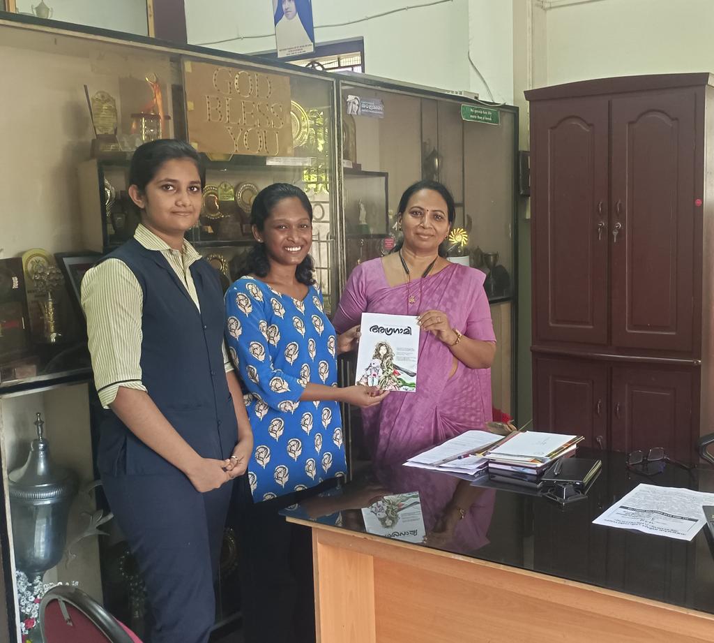 കോട്ടയം സെന്റ് ജോസഫ് സ്കൂൾ ഹെഡ്മിസ്ട്രസ് സുമിനമോൾ.കെ.ജോണിന് അഗ്രഗാമി കൈമാറുന്നു.

#AIDSO
#aidsokerala