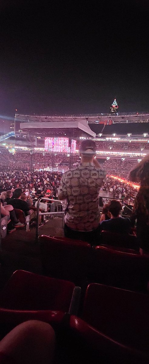 juletane's tweet image. #SummerSlam #Clevelandbrowns 
#Clevelandbrownsstadium #WWE 
When the person in front of won't sit down.  Then stands up for the rest of the show bc you said you couldn't see