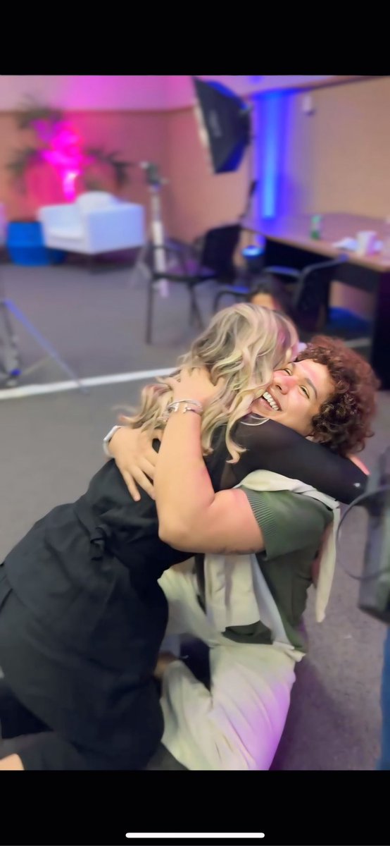 Bobinnho's tweet photo. GEEEENTE ONTEM EU CONHECI A @WanessaCamargo pessoalmente. 

Eu ainda estou anestesiado. Depois de tanta coisa finalmente conheci o grande amor da minha vida.
Eu pensei que fosse impossível amá-la mais ainda. Mas ela mostrou que o impossível está a um abraço da realidade. https://t.co/0lfg74FTfG