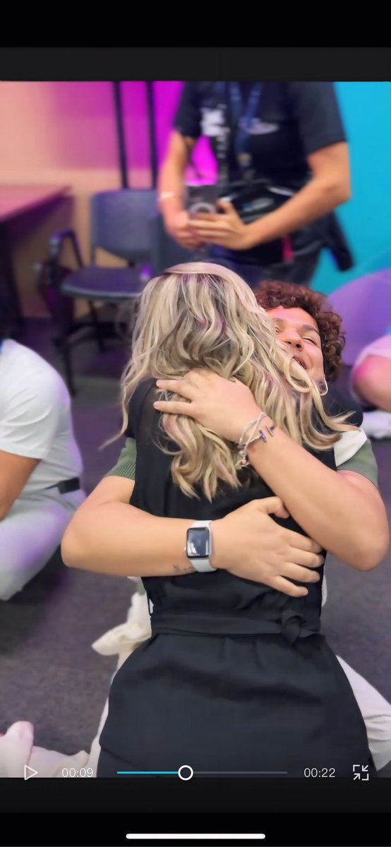 Bobinnho's tweet photo. GEEEENTE ONTEM EU CONHECI A @WanessaCamargo pessoalmente. 

Eu ainda estou anestesiado. Depois de tanta coisa finalmente conheci o grande amor da minha vida.
Eu pensei que fosse impossível amá-la mais ainda. Mas ela mostrou que o impossível está a um abraço da realidade. https://t.co/0lfg74FTfG