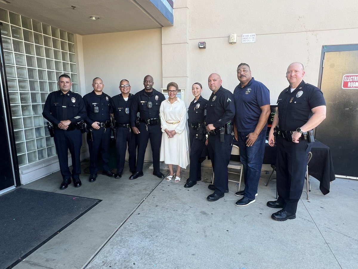 LAPDRuby's tweet image. Great to see @MayorOfLA visiting Delano Park in @lapdVanNuysDiv for SNL! Her support for our community and @lapdhq officers  is truly inspiring. #VanNuys #CommunityFirst