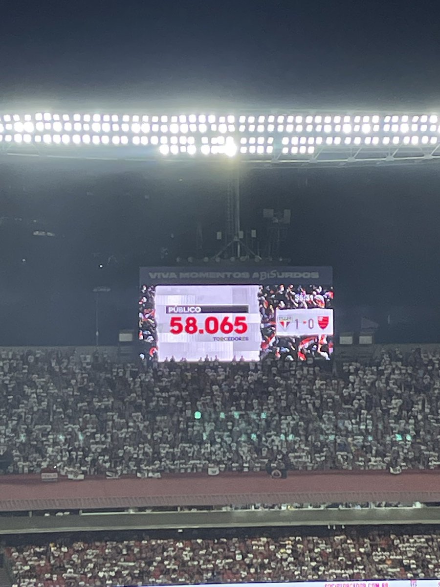 Sábado à noite 
21h30

Torcida do São Paulo.

Boa noite.