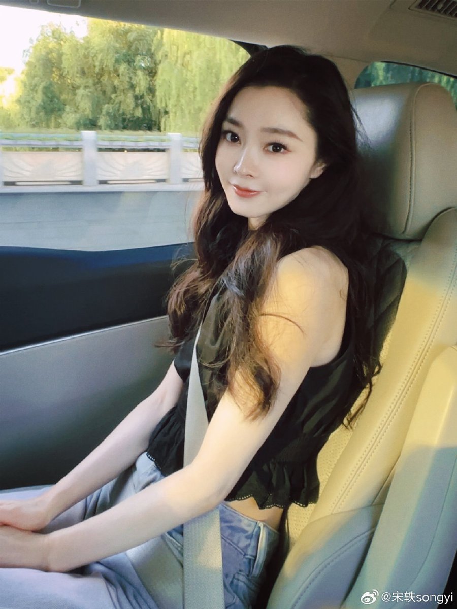 SONGYI_TH's tweet photo. 20240803 | Weibo update ✨️

รถที่เต็มไปด้วยแสงแดดส่องประกาย

#ซ่งอี้ #SongYi #宋轶 https://t.co/Q1yNre5677