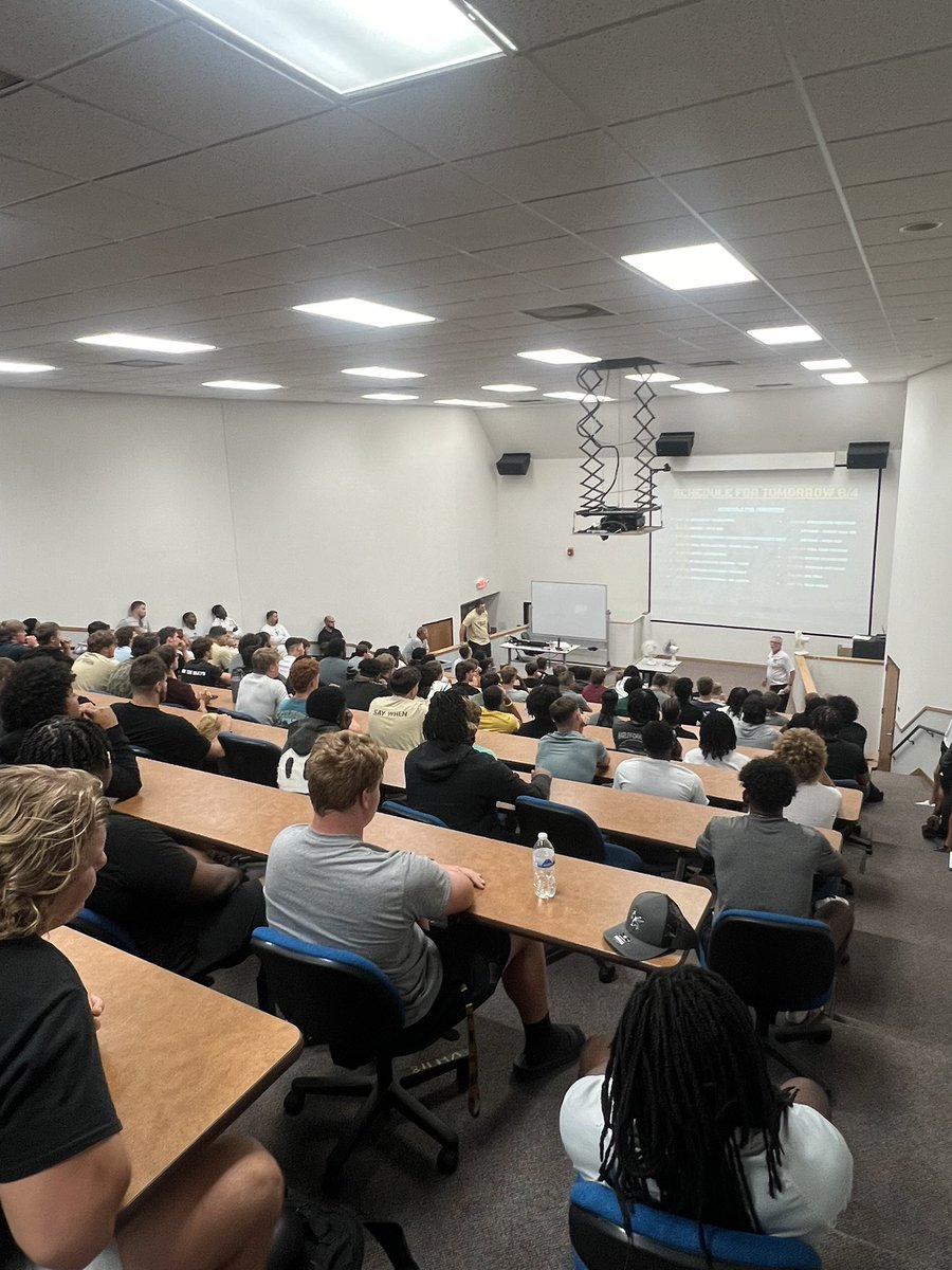 ESU Hornet Football tweet media