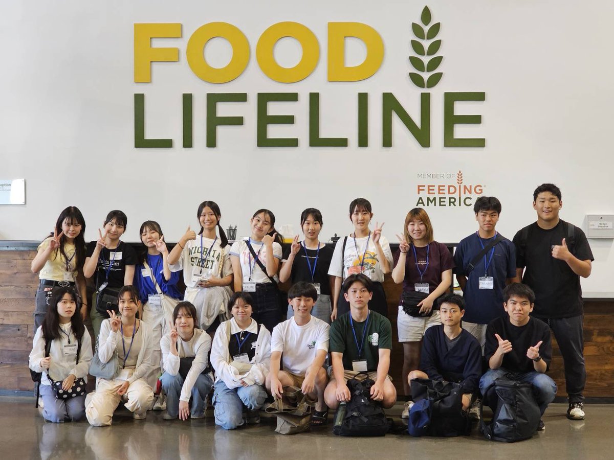 toflYIC's tweet photo. Food Life Lineでボランティア活動✨
pinto beansの仕分けと梱包をしていきます🫘
初めてボランティアをする生徒も多かったですが、とても楽しく作業することができました😆
運転手さん今日1日運転ありがとう🚎
#シアトル
#シアトルスペシャル
#高校生
#夏休み
#語学留学
#海外研修
#foodlifeline https://t.co/v3MaSvOjlo