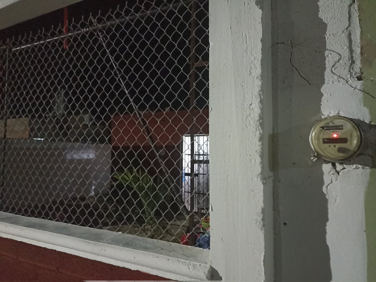 negrin72's tweet photo. @CFE_Contigo, @CFEmx estos vecinos siempre están conectados y con luz y ya hace más de un año que traen el medidor en rojo,. Como le hacen? https://t.co/X1minfuIb1