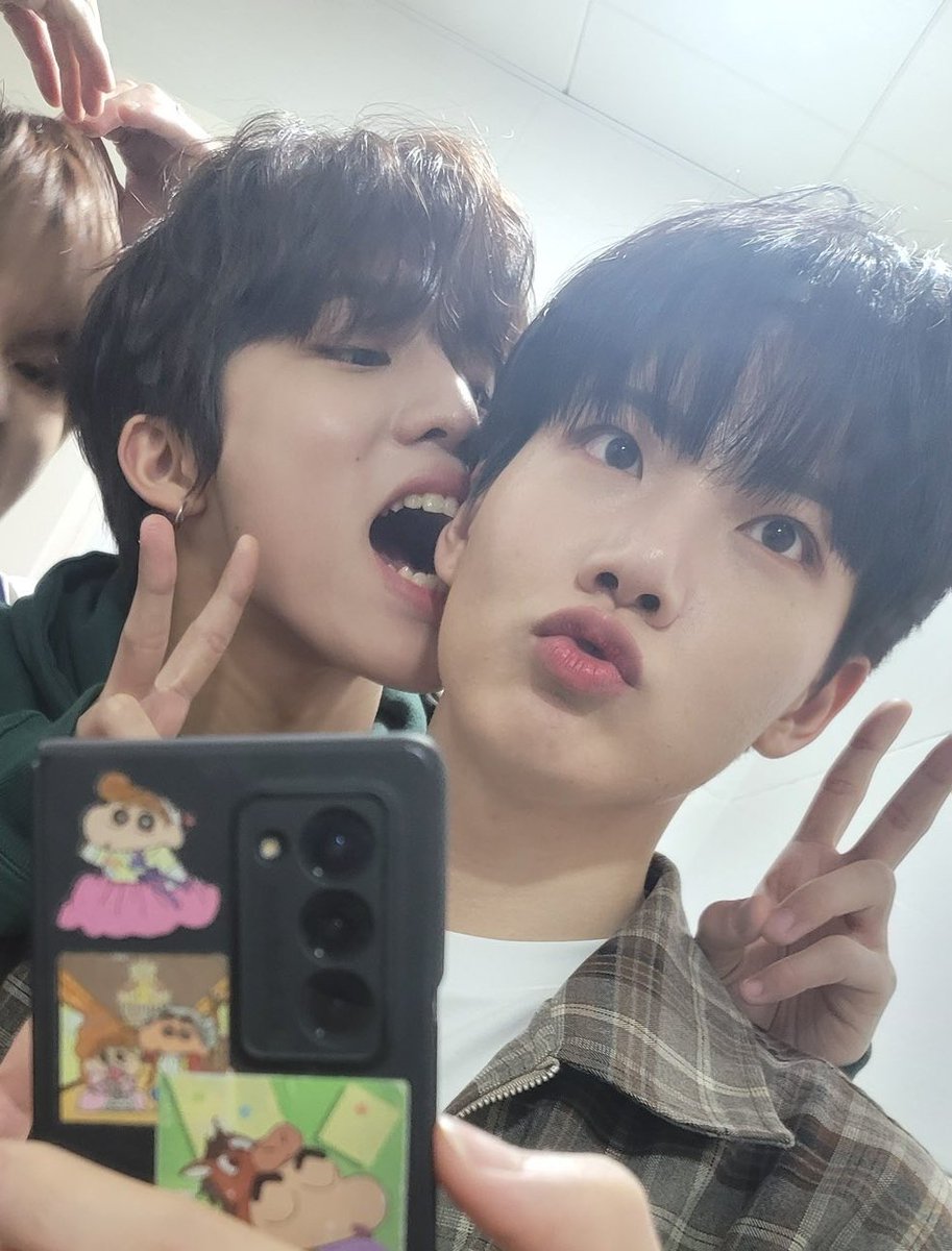 나도몰르겟어내가왜이러고있는지
제발늑규그만하는법좀알려줘
나너무괴롭고힘들어(진짜진심)