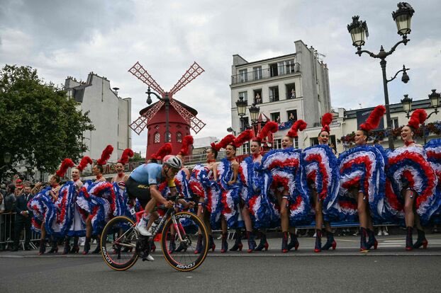 PropreteC's tweet photo. 500.000 spectateurs dans les rues de #paris pour voir de près, dans leurs quartiers, passer les cyclistes pour l’épreuve de course du route des #jo #Paris2024 ….  
Petit retour en images des 3 boucles dans le 18e 
Ici devant le #moulinrouge (cette photo n’est pas de moi) https://t.co/XzoEkiPDLz