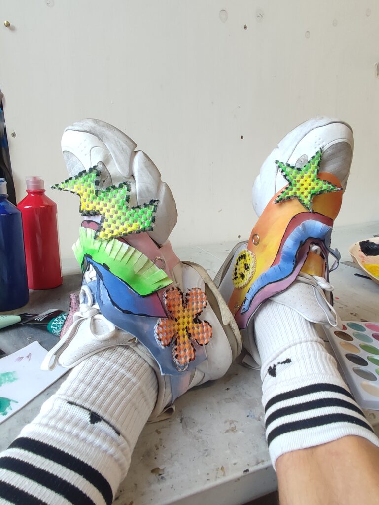BowArts's tweet image. Bring bling to your shoes! This August, create unique wearable overshoe accessories in our free family art workshop with  footwear designer and artist educator Hernán Guardamagna. 

Find out more: bowarts.org/event/bow-fami…

#familyworkshop #freeactivities #TowerHamlets #BowFamilies