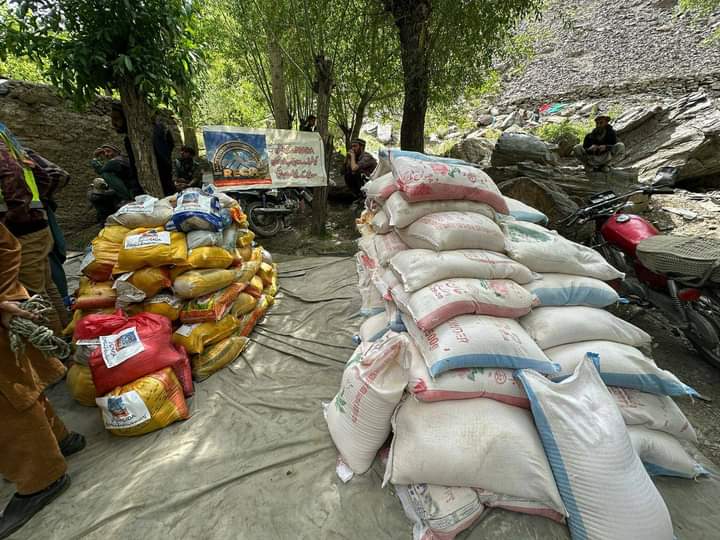 MagpieChitral's tweet photo. Local community donates food &amp; other items to the flood-affected village of Sorech in Upper Chitral.

#Chitral #Floods #Torkhow #ClimateChange #GLOF https://t.co/Xz55YlvGLX