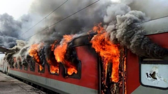 SunandaSSinha's tweet photo. One more addition in #DoubleEngineSarkar's long list of #TrainAccidents!
3 AC coaches of #KorbaExpress were gutted by fire today morning as the train arrived at #Visakhapatnam  rly station.
In #NewIndia Rail ride = Hell ride - courtesy #IndianRailways.
#अश्विनी_वैष्णव_इस्तीफा_दो https://t.co/Af55qpuCRI