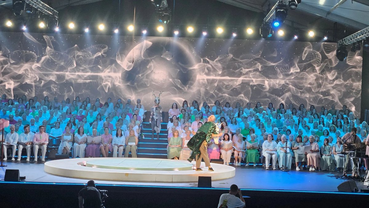 12 days rehearsal.
1 day of tech.
Performing in a tent.
350 performers on stage. 

Extremely proud of the team who have somehow managed to bring all of this together.

#ymlaen #NiaBenAur featuring <a href="/dafyddiwan/">Dafydd Iwan</a> 🤪🤪