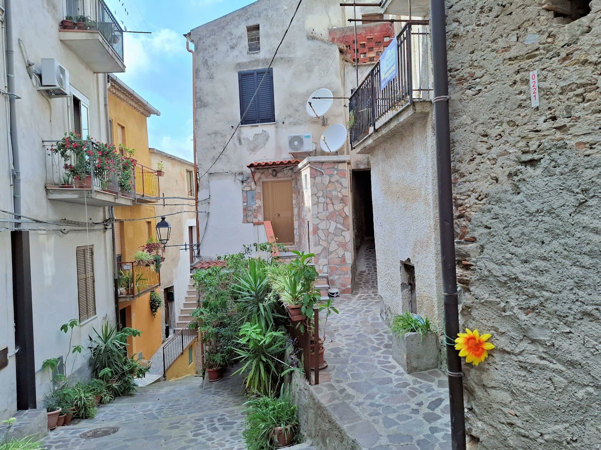 italianhouses's tweet image. italianhousesforsale.com/property-in-it…
Great lock &amp;amp; leave apartment recently renovated with quality furnishings at the entrance to the historical centre of #Cetraro, 2km from the beach and close to the National Park of #LaSila. €45,000.
#italy #property #calabria #cosenza #luxury #luxuryhomes