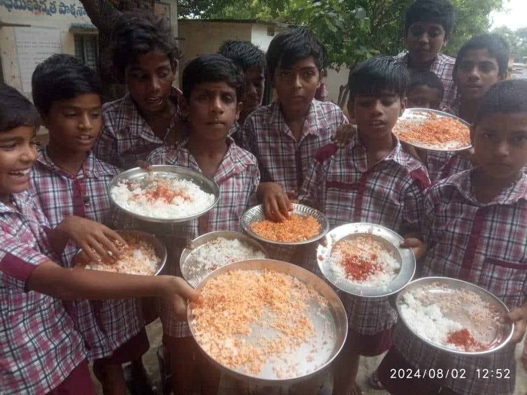 నిజామాబాద్ జిల్లా కోటగిరి మండలం కొత్తపల్లి ప్రభుత్వ పాఠశాలలో శుక్రవారం సరైన భోజనం లేక ఆకలితో ఉన్న విద్యార్థులు కారం, నూనెతో అన్నం కలుపుకుని కడుపు నింపుకొన్నారు. ప్రభుత్వం భావిభారత పౌరుల పట్ల ఇంత బాధ్యతారహితంగా  వ్యవహరించడం బాధాకరం.

విద్యార్థులకు పౌష్టికాహారం కోసం అందించే సిఎం