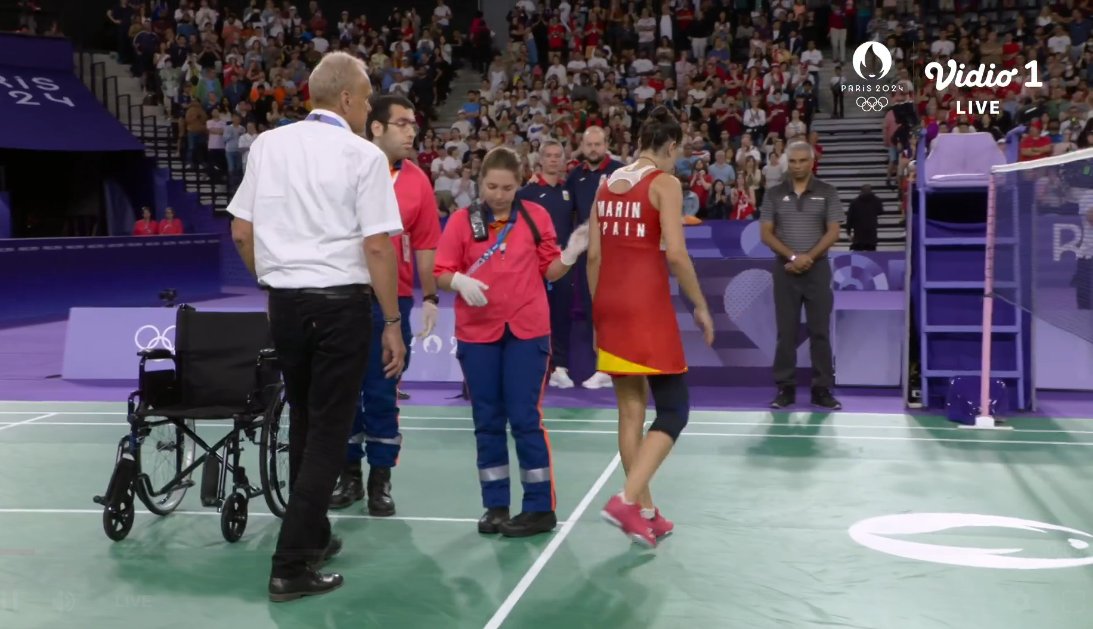 BadmintonTalk's tweet photo. Carolina Marin retired karena cedera di posisi unggul 10-8 di game kedua. Dengan demikian He Bingjiao lolos ke final.

Cedera saat di Olimpiade adalah hal yang terburuk yang bisa dialami atlet. Get well soon @CarolinaMarin!

#Badminton #Paris2024 https://t.co/GCEhkpkEIU