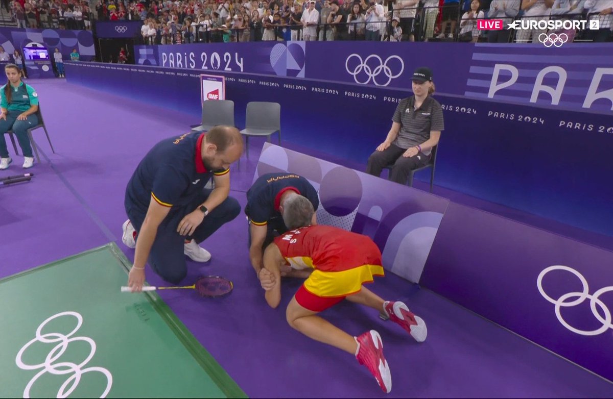 GHNickoO's tweet photo. La impotencia y tristeza de Carolina Marín, que estaba a punto de entrar en la final de los Juegos Olímpicos y se ha lesionado. Está rota 🥺💔 #Paris2024 #Badminton https://t.co/E5MJlnzPRd
