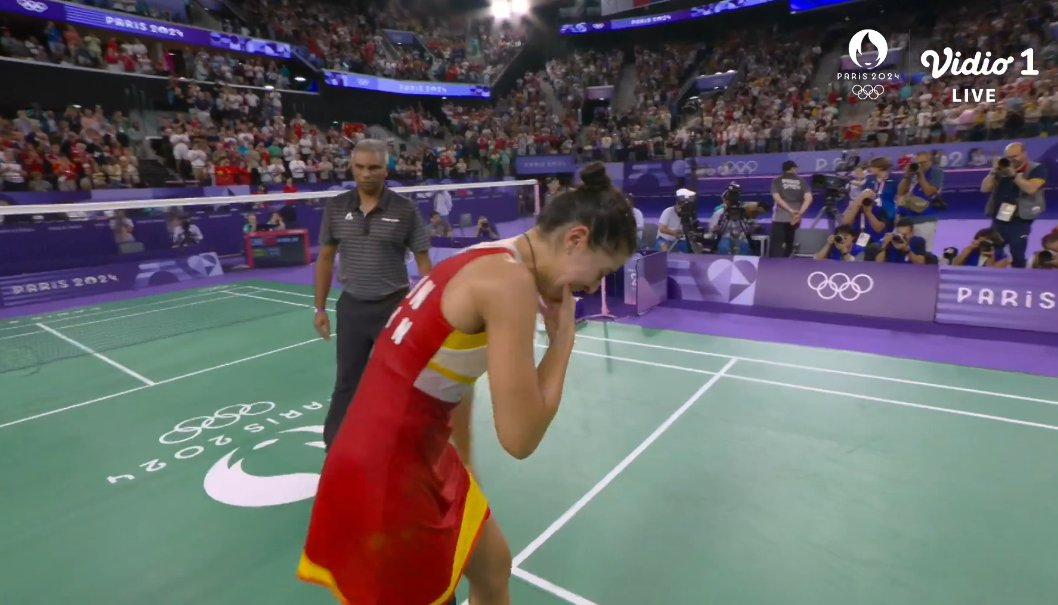 BadmintonTalk's tweet photo. Carolina Marin retired karena cedera di posisi unggul 10-8 di game kedua. Dengan demikian He Bingjiao lolos ke final.

Cedera saat di Olimpiade adalah hal yang terburuk yang bisa dialami atlet. Get well soon @CarolinaMarin!

#Badminton #Paris2024 https://t.co/GCEhkpkEIU
