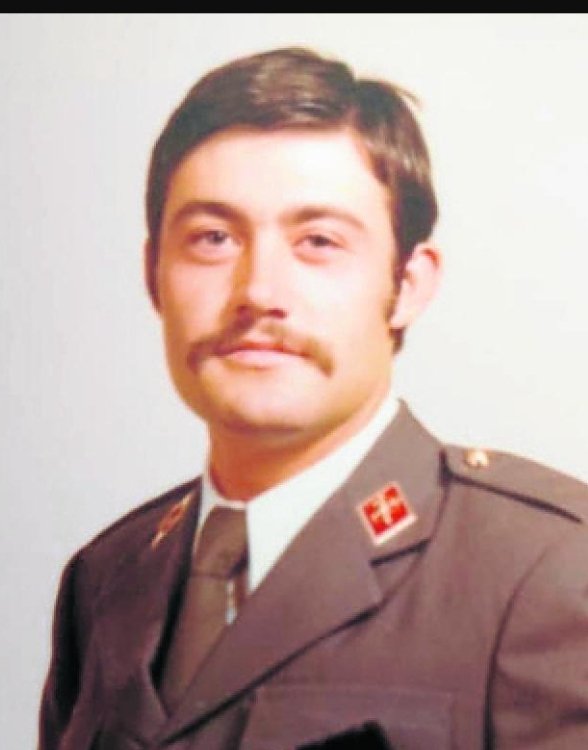 #TalDiaComoHoy de 1979 #ETA asesinó en #Eibar al joven <a href="/guardiacivil/">Guardia Civil</a> José Tauste, llevaba tan sólo un mes casado, su mujer oyó los disparos y cuando bajó se encontró agonizando a su marido. Estaba embarazada de un hijo. Otro hijo póstumo.

También #Impune

HILO ⤵️