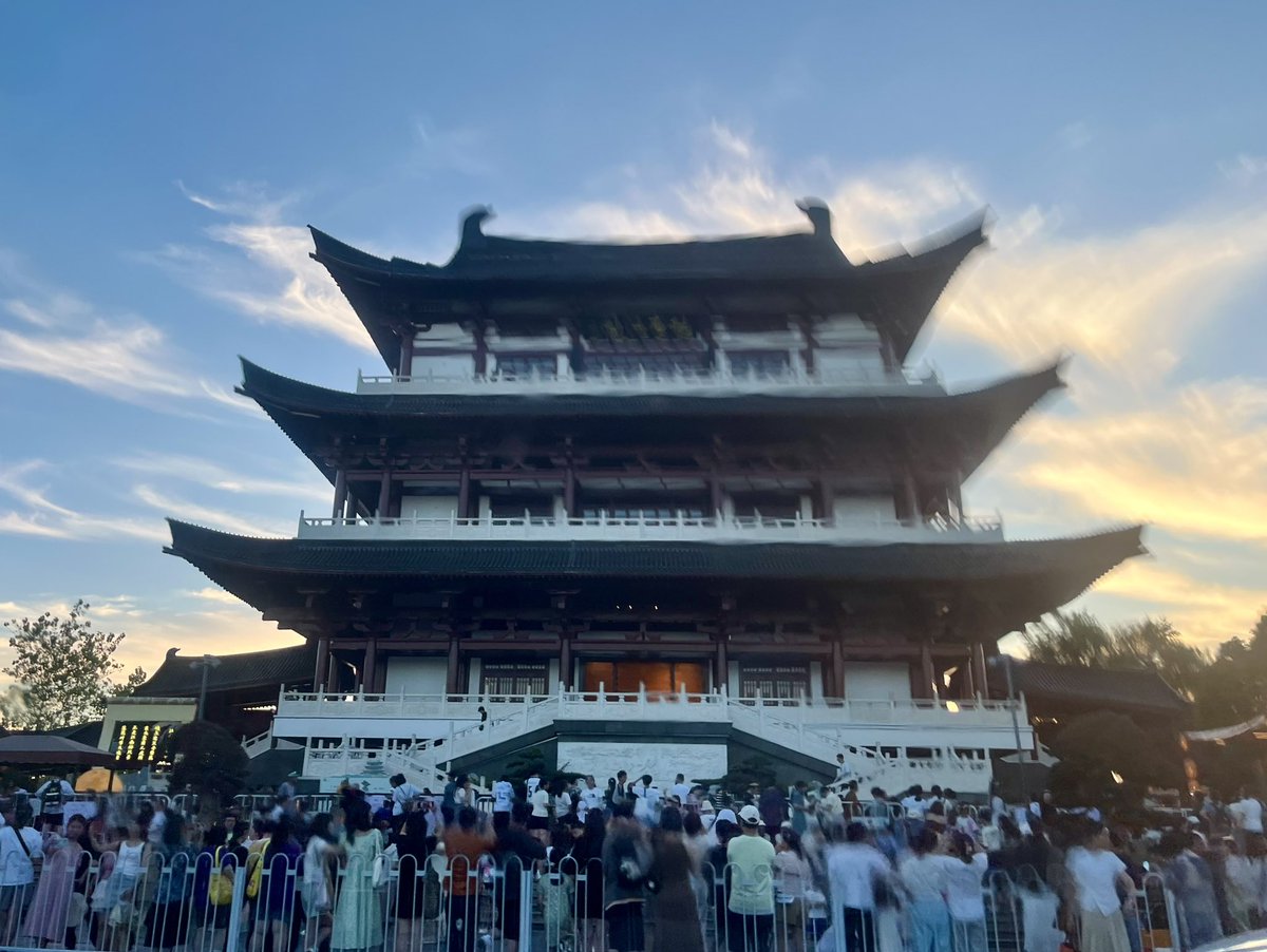 charmingtoly's tweet photo. 夕阳西下，游客如织，人潮涌动，争相一睹杜甫江阁风采！金色的阳光为整座江阁镀上了一层温暖柔和的光晕！
漫步江畔，站在阁前仰望，三层飞檐翘角直指苍穹，巍然屹立，在夕阳余晖中熠熠生辉。 https://t.co/rh3jVic6Bt