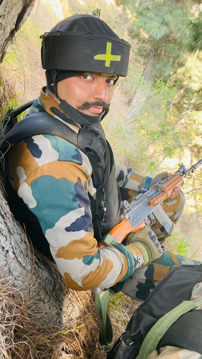 saf_500's tweet image. His wife was 9 months Pregnant with their first child

when,
SIGNALMAN
MAHIPAL SINH VALA 

made Supreme Sacrifice fighting Terrorists in J&amp;amp;K last year

He became Father to a Baby girl a week later

Paying Homage on his 1st Balidan Divas today

#Freedomisnotfree 
#Gujaratmartyrs