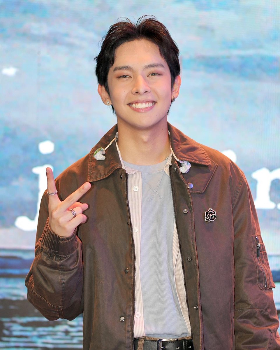 #AOSGlobalParty na! Justin is here to bring us his latest single sa #AllOutSundays stage kaya kita-kits, mga Ka-AyOS! ✨