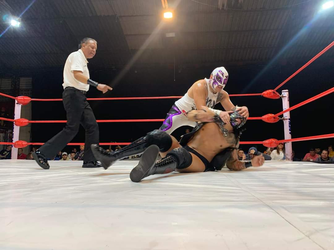 LaTijeraLucha's tweet photo. Encuentro sin un solo segundo de respiro,6 jóvenes experimentados lo dieron todo #Tonalli, #EmperadorAzteca y #BigTaoTao se llevan la batalla luego de que el integrante de la #BlackGeneration llevó a conteo de 3 a #Calibus,quien cayó derrotado junto a #LaMalaFama #Toxin y #Látigo https://t.co/7bvYR8EXtw