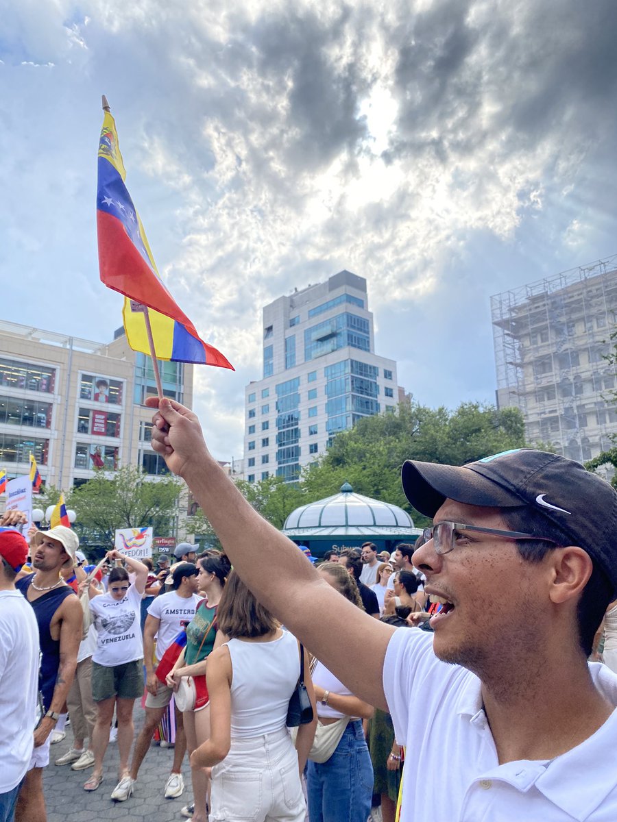 KellyGuti's tweet photo. Desde NY. Por la libertad de Venezuela 🇻🇪 
Ganamos y vamos a cobrar. https://t.co/cP6ZvaFNQe