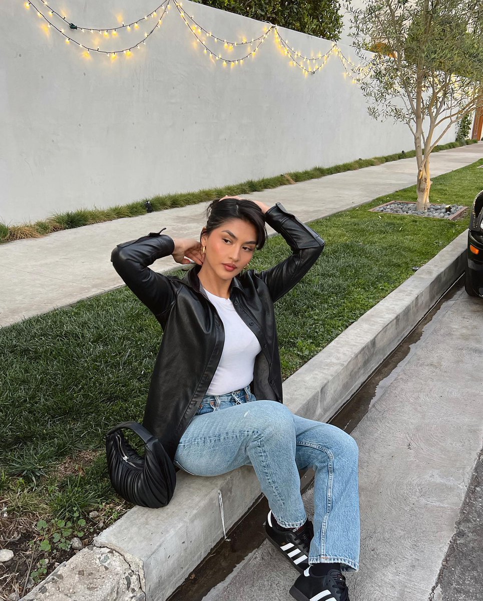 itsannaaarie's tweet photo. a good hair day🖤👸🏽 https://t.co/XoaVYiPfNL