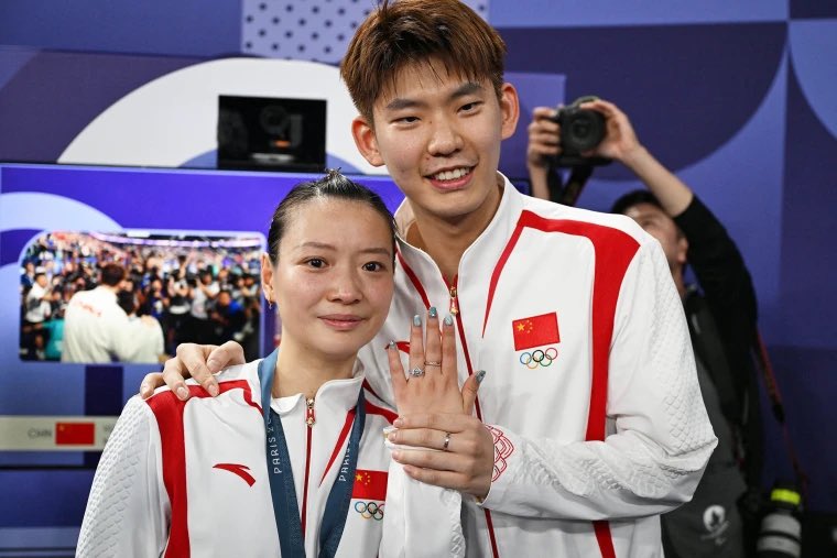 womenpostingws's tweet photo. Yaqiong's boyfriend proposed to her with a Darry Ring, which can only be purchased for one person in your lifetime. To get the ring, you have to sign an agreement of true love, and you can never buy another. https://t.co/Em9e94uFd1
