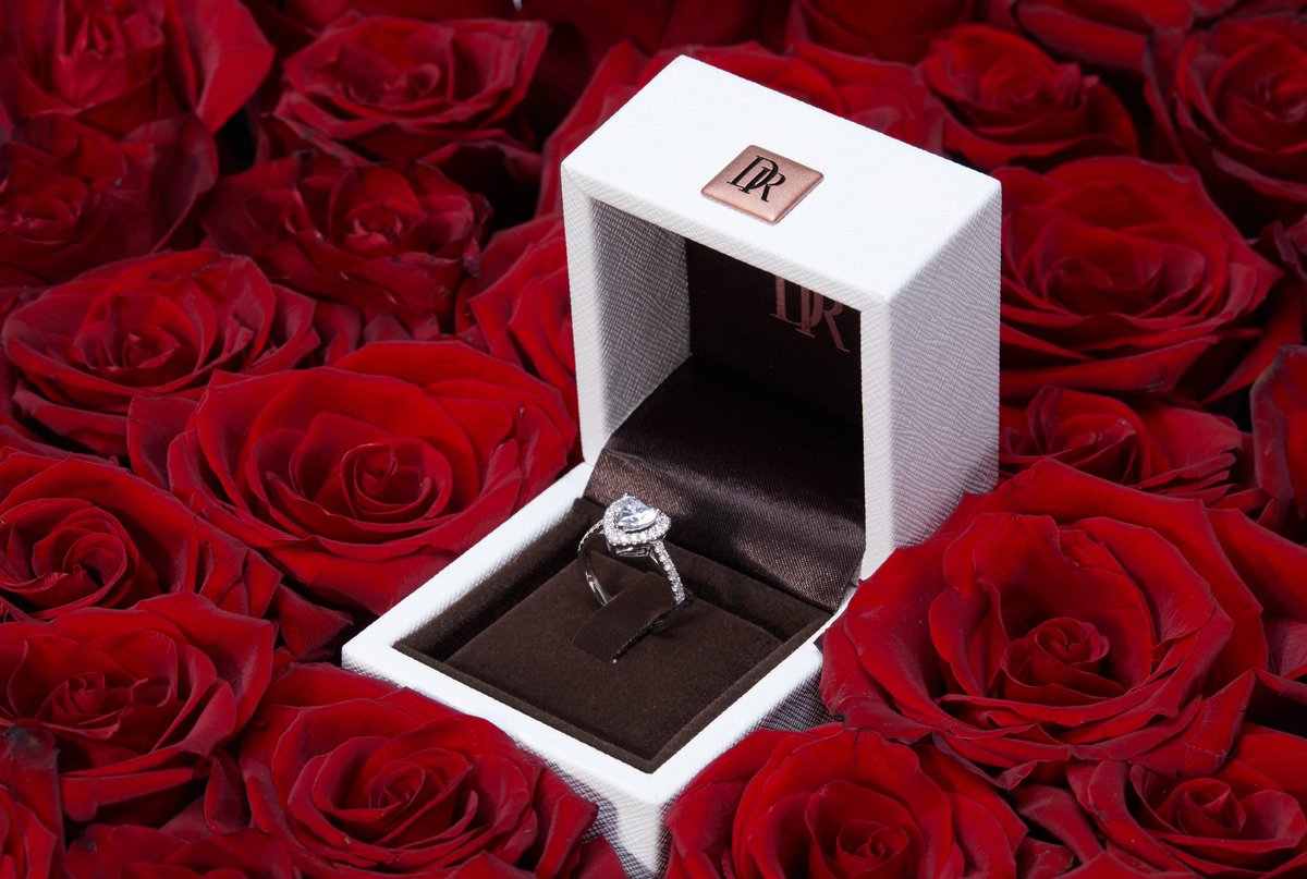 womenpostingws's tweet photo. Yaqiong's boyfriend proposed to her with a Darry Ring, which can only be purchased for one person in your lifetime. To get the ring, you have to sign an agreement of true love, and you can never buy another. https://t.co/Em9e94uFd1