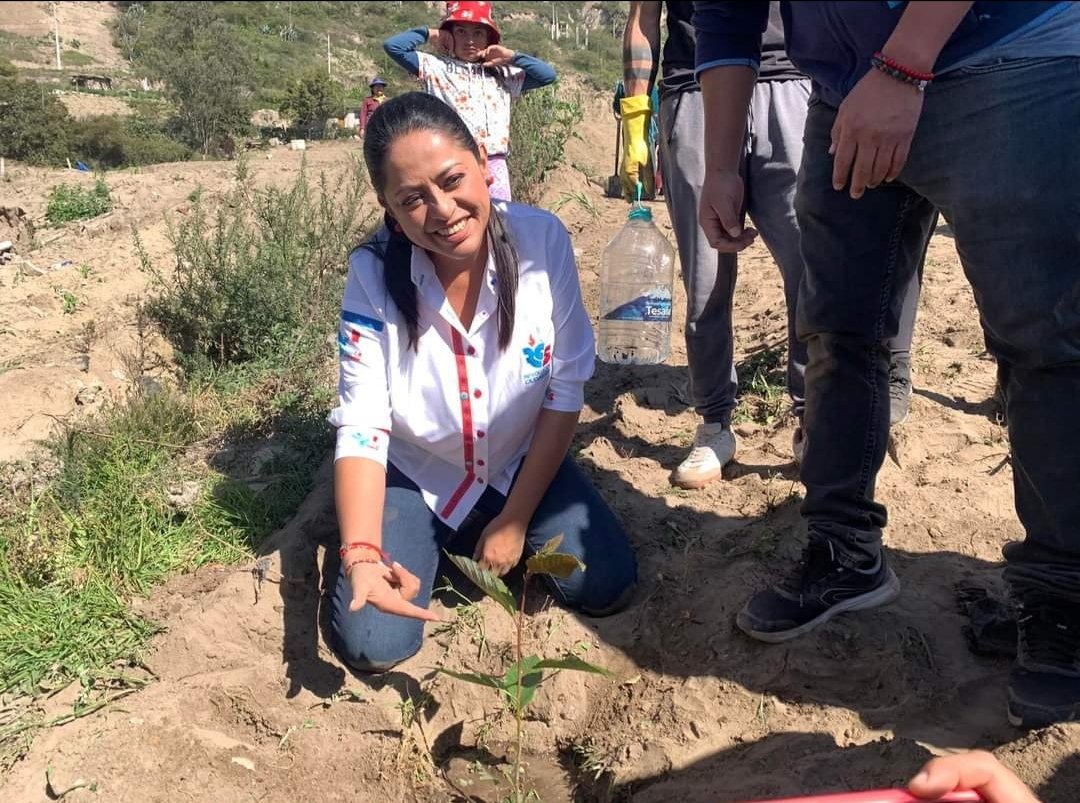Jenny0770023751's tweet photo. @PaolaPabonC la mujer que pudo transformar a Pichincha a través de su trabajo, conocimiento, valentía y lealtad. Estamos seguros q ella es la indicada para transformar a nuestro querido Ecuador PAOLA PRESIDENTA 💙🖐️💪 https://t.co/AqcuhTrhvs