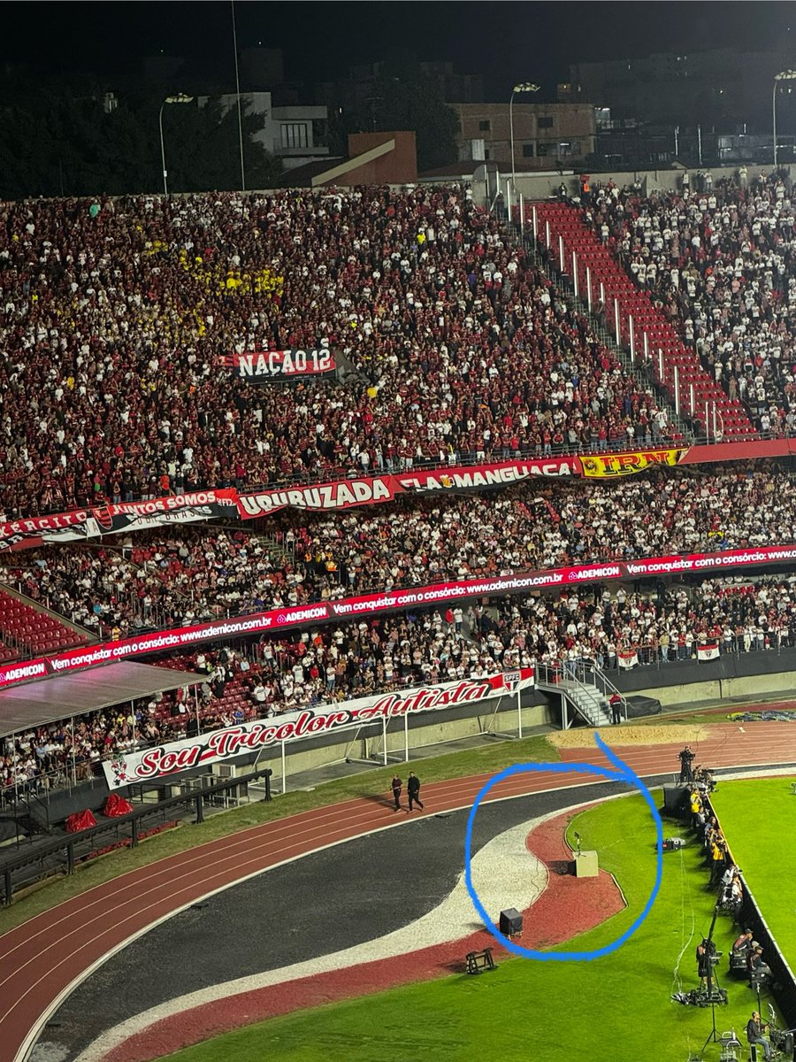 lekobob's tweet photo. @andoliveira4_ @andoliveira4_ matou a pau. Segue o registro do microfone posicionado em frente à torcida do Flamengo. https://t.co/VzvQXS0cJ7