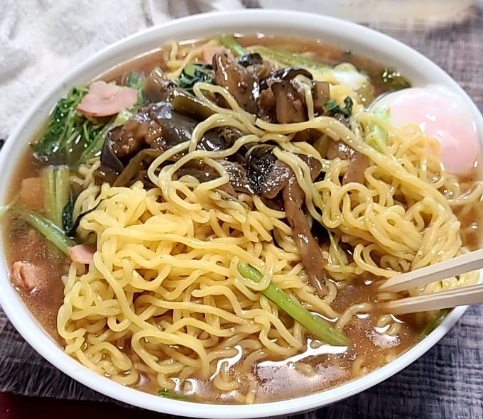 麻婆茄子と温玉載っけた雑らーめん 