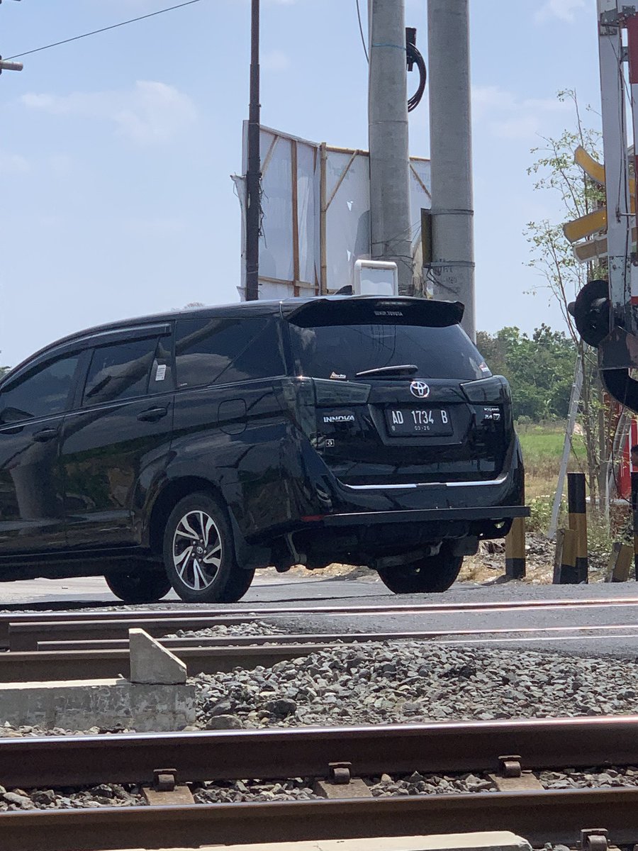 anggitnvn's tweet image. Siapapun pengendara mobil Innova plat A 1734 B. Kalo mengendarai makai otak dikit lah. Kalo ga punya otak mending gausah nyupir.