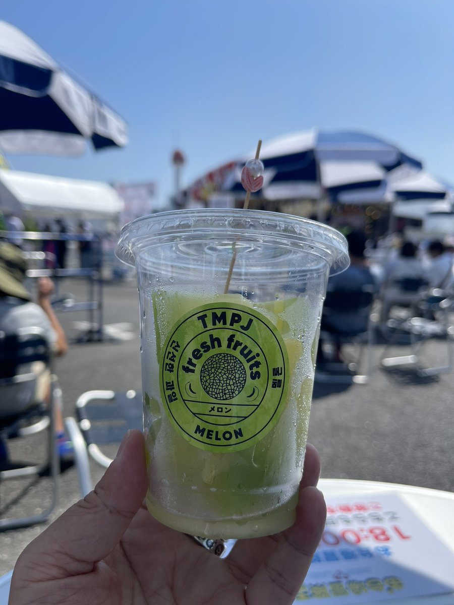 240Kaoru's tweet photo. 可愛い娘が居ると思ったらアイドルさんだった🤍
看板娘効果で、パイン🍍 メロン🍈 完売
#himawari船橋
#TIF2024
#TMPJ https://t.co/NrY7bBXl9j