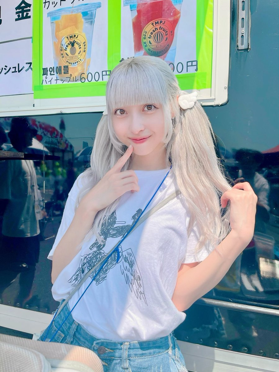 240Kaoru's tweet photo. 可愛い娘が居ると思ったらアイドルさんだった🤍
看板娘効果で、パイン🍍 メロン🍈 完売
#himawari船橋
#TIF2024
#TMPJ https://t.co/NrY7bBXl9j