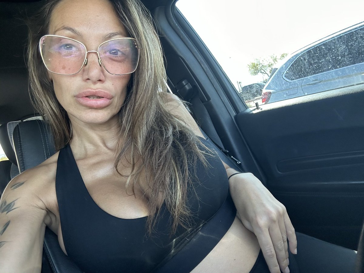 LeilaBags's tweet photo. Don’t mind me just a single mom heading into her 3rd trimester of pregnancy. 💪 https://t.co/q9hbR4RQbI