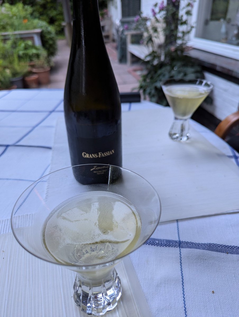 Smuda_Berlin's tweet photo. Am Abend vor dem #Regen: #Riesling-Sekt von der #Mosel getrunken. Das Getränk kommt aus dem Ort #Leiwen ("Grans Fassian") und schmeckt aus den uralten Gläsern sehr kalt am allerbesten. Erschwinglich, empfehlenswert. Es ist nicht teuer, schön zu leben. Man muss es wollen. https://t.co/i2uR5lMVY8