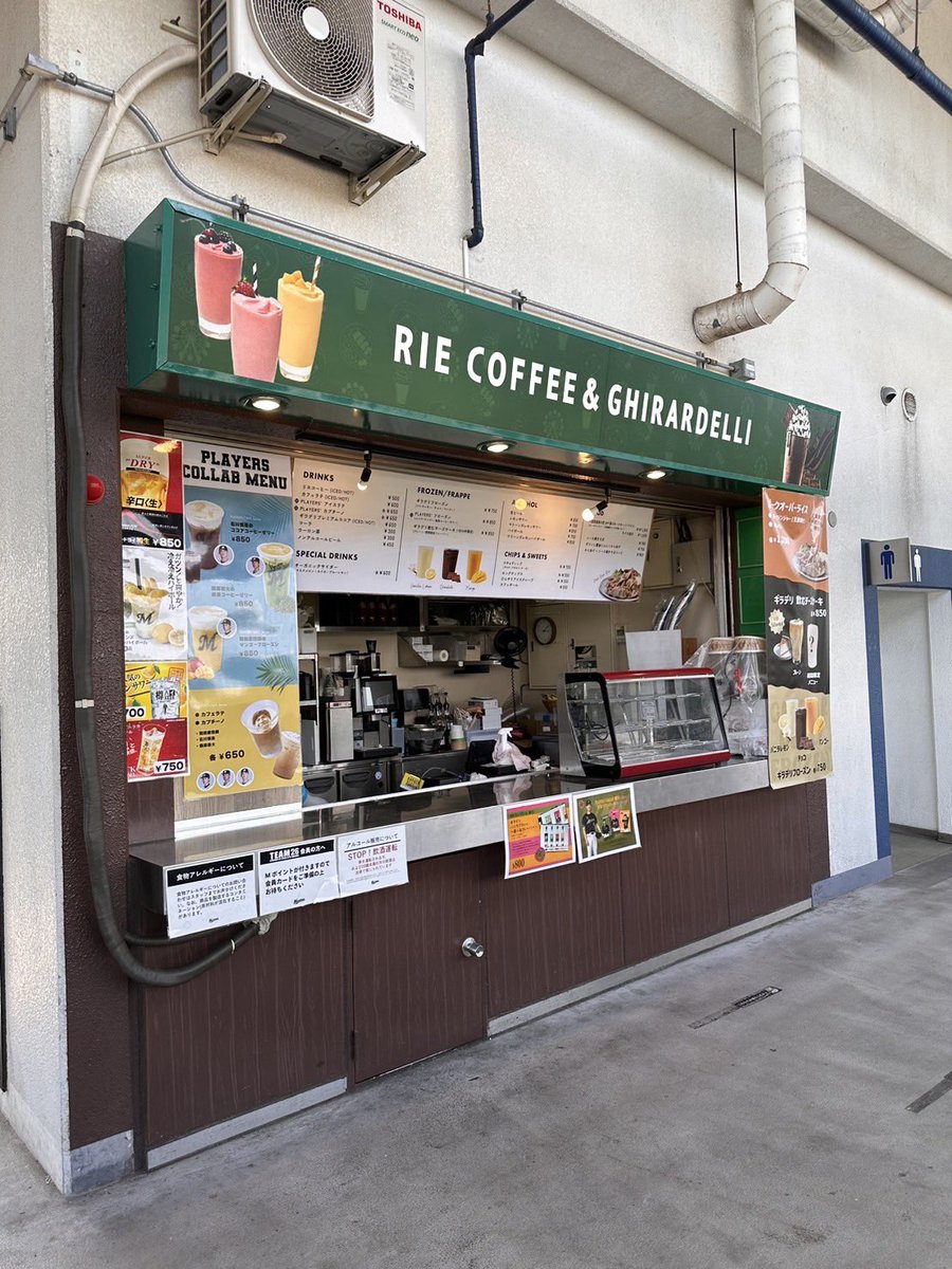 macchom_design's tweet photo. 千葉ロッテマリーンズのRIE COFFEEさんの店舗およびメニューのデザインを担当させていただきました⚾️

#店舗デザイン
#メニューデザイン
#千葉ロッテマリーンズ
#リエコーヒー https://t.co/AiYZurrZf5