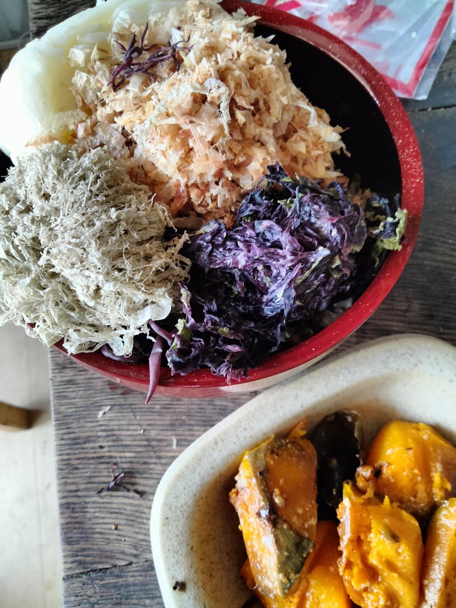 satokoma's tweet photo. 暑い〜しかでてこないような日のお昼ご飯
冷凍うどんに納豆、海藻類、醤油麹などをのせて熱いほうじ茶で💁
あっという間にできちゃう、冷たいうどん🐣
作り方はコメント欄のスタエフで🤗
＃ディアウーマン
＃DearWoman
＃がまだすごはん
＃easyhealthyhappycooking
＃formyangels
＃簡単健康開運料理 https://t.co/8bubNmAQt4