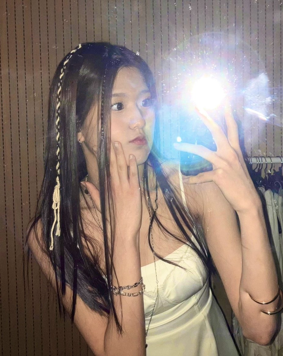 jungeuntrend's tweet photo. OMG JIYOON WEARING WHITE AND SHE LOOKS SO CUTE https://t.co/x2Wslkr95K